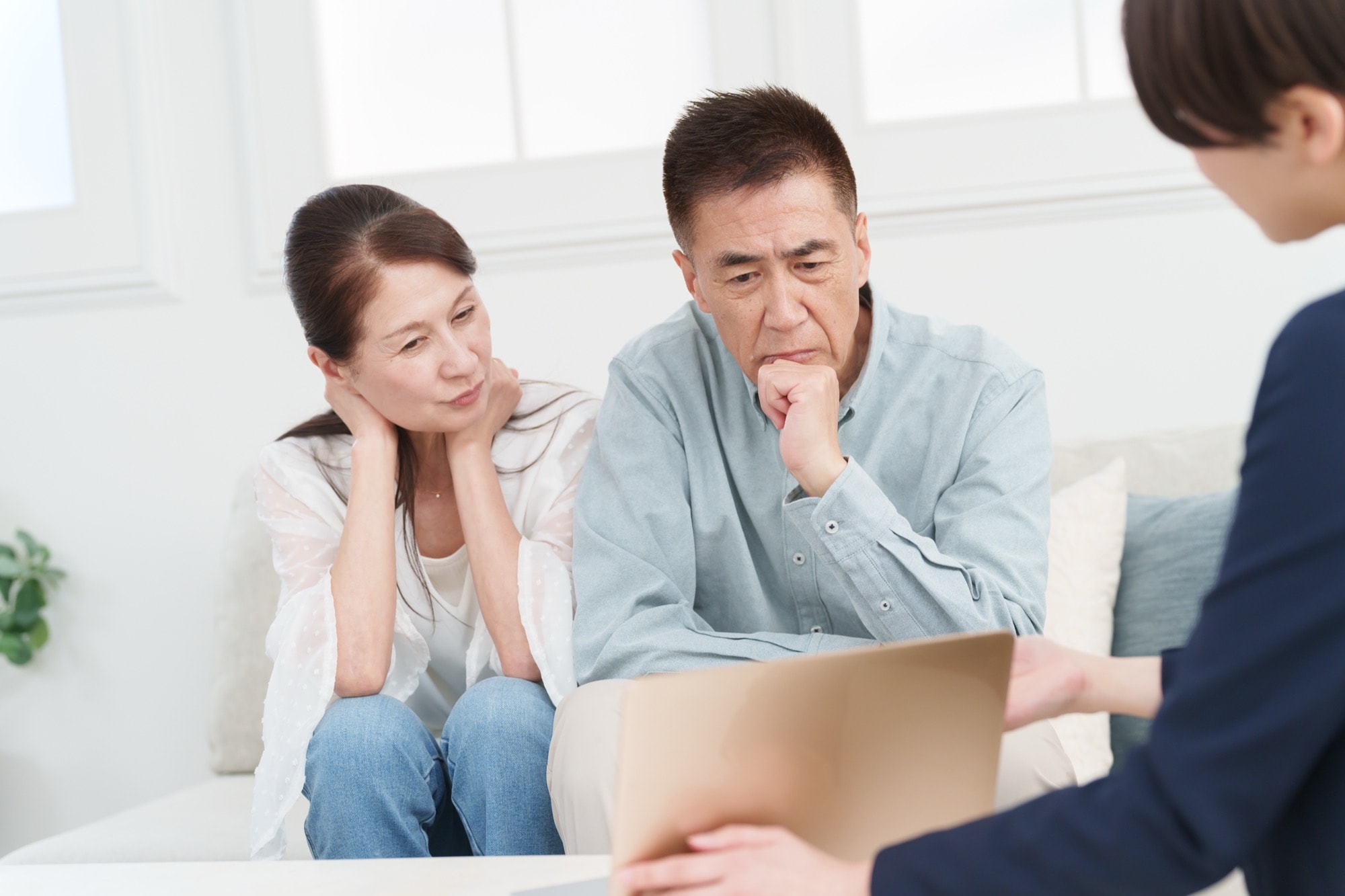 担当者から説明を受ける夫婦