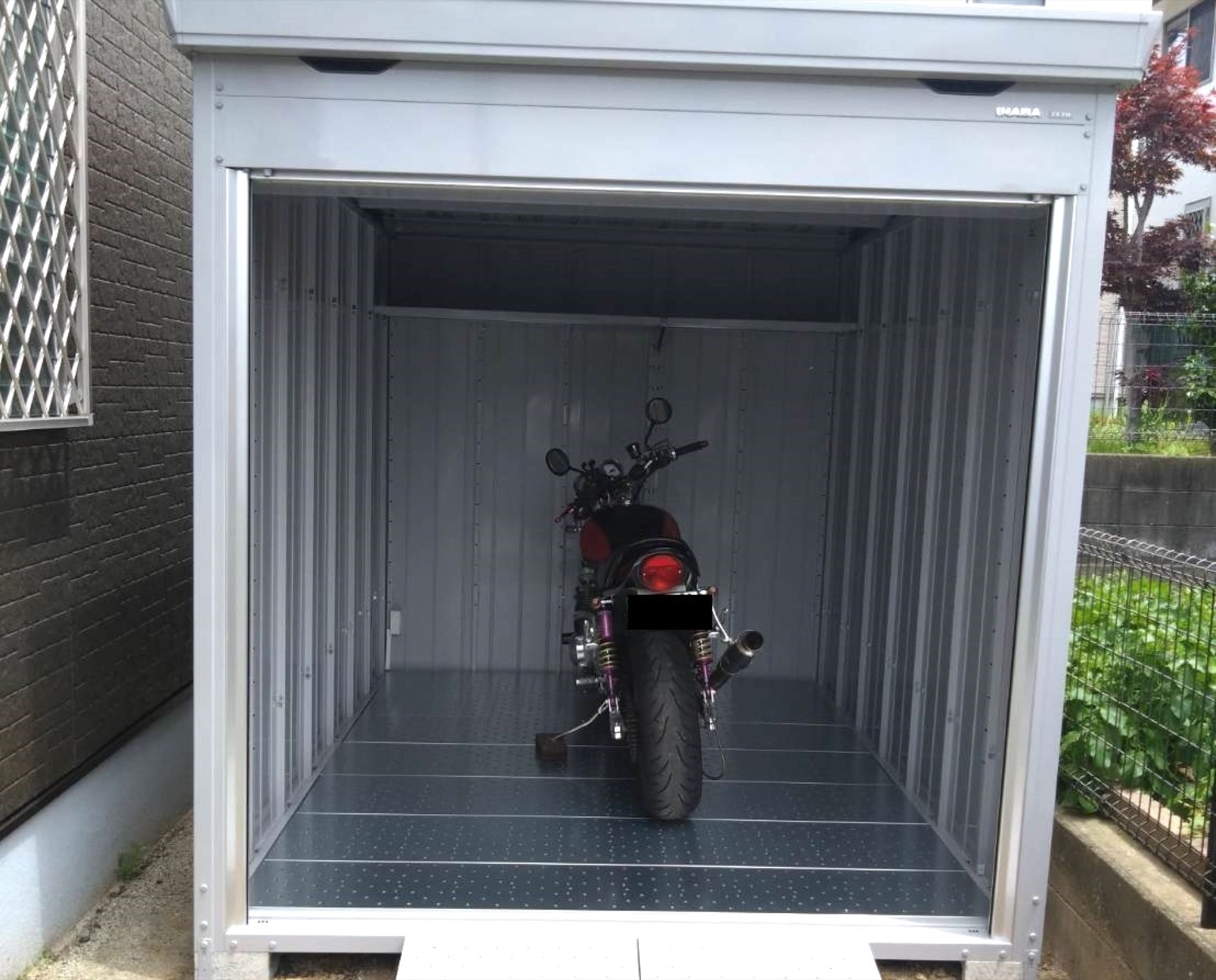 大切なバイクを守る！専用の車庫を設置