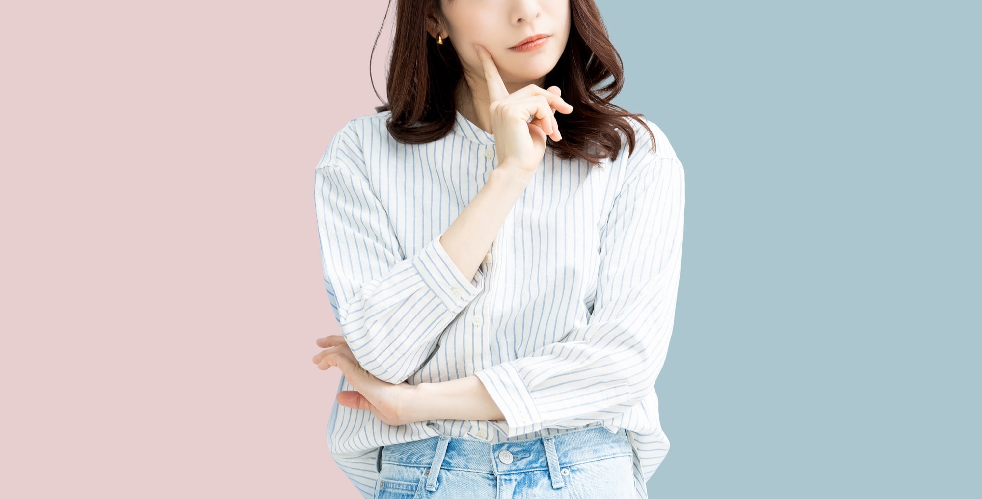 どちらにしようか迷う女性