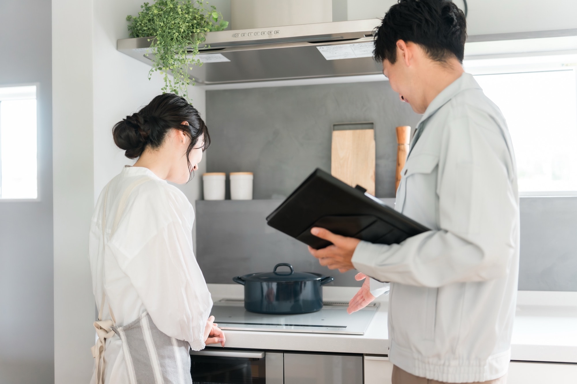 新に設置したIHの説明をする業者