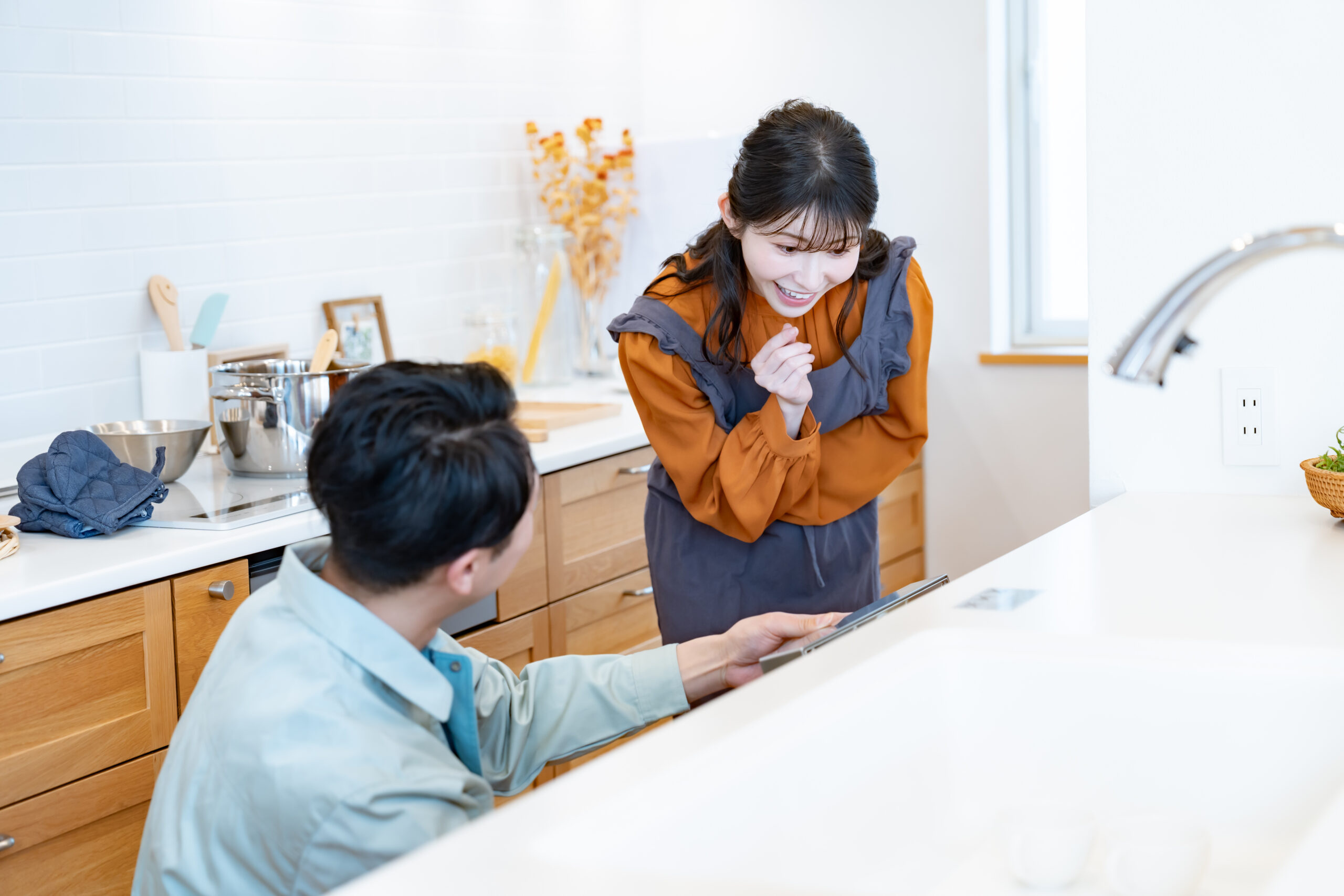 食洗機の説明をする業者