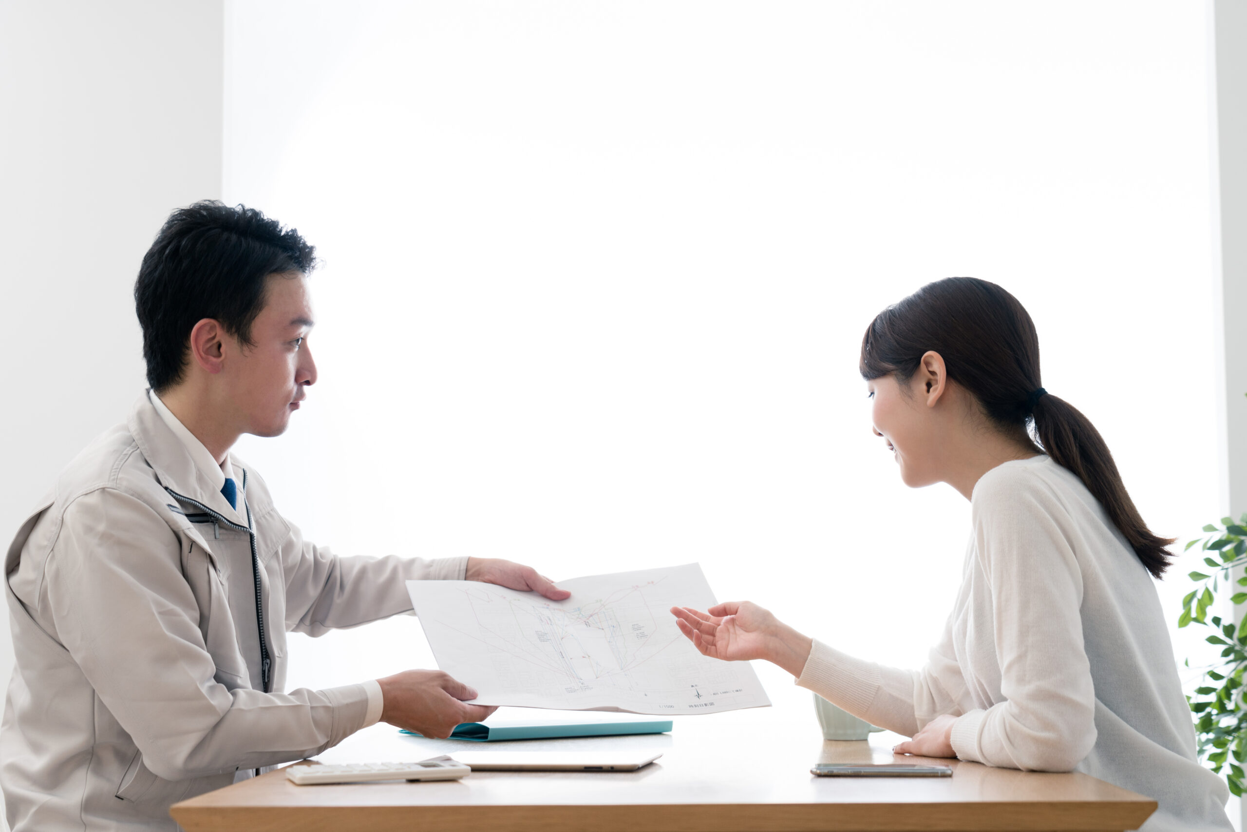 工事の流れを説明する担当者