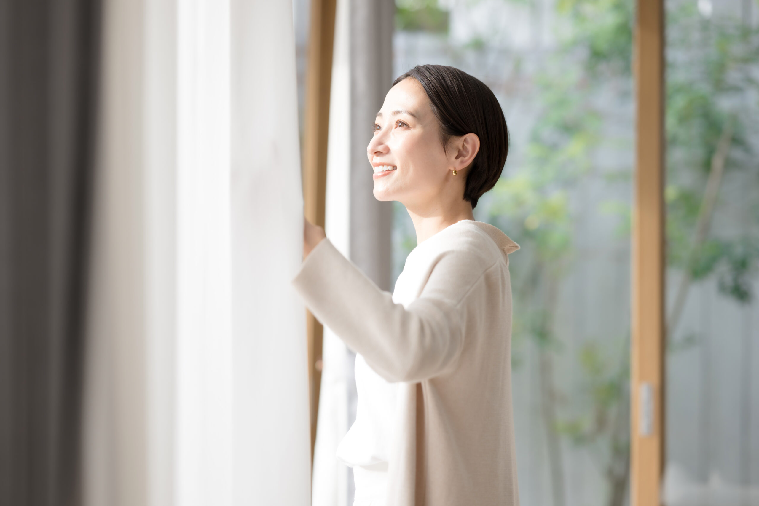 窓リフォームに満足している女性