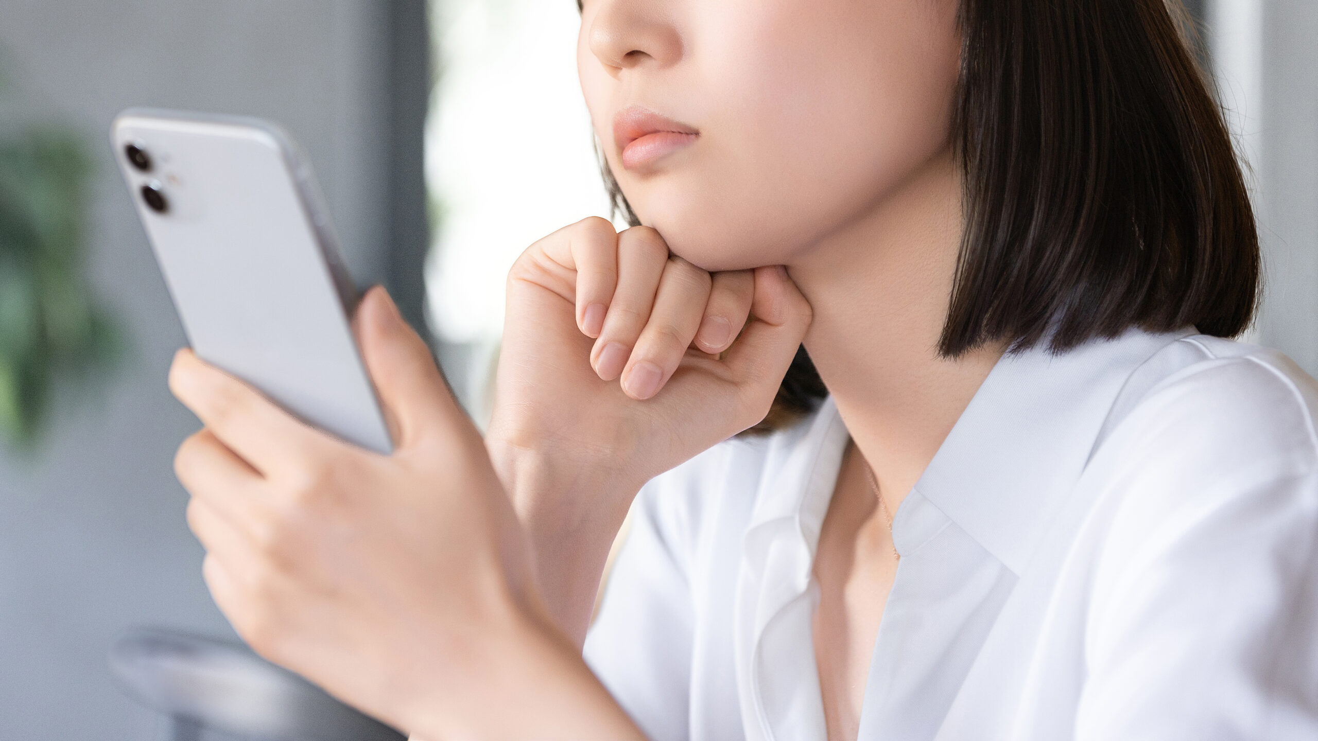 スマホを見る女性の横顔