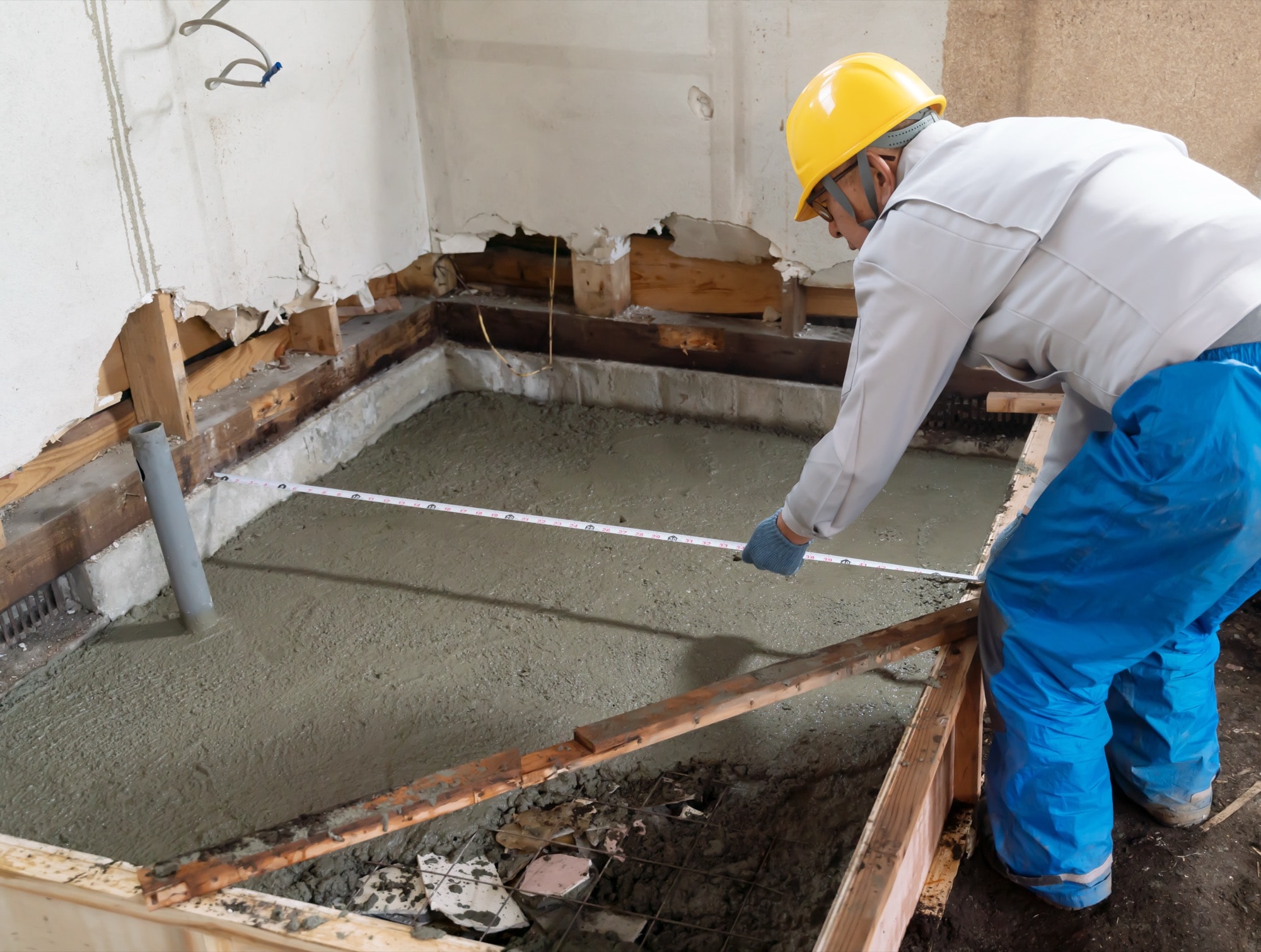 基礎コンクリートを打つ様子