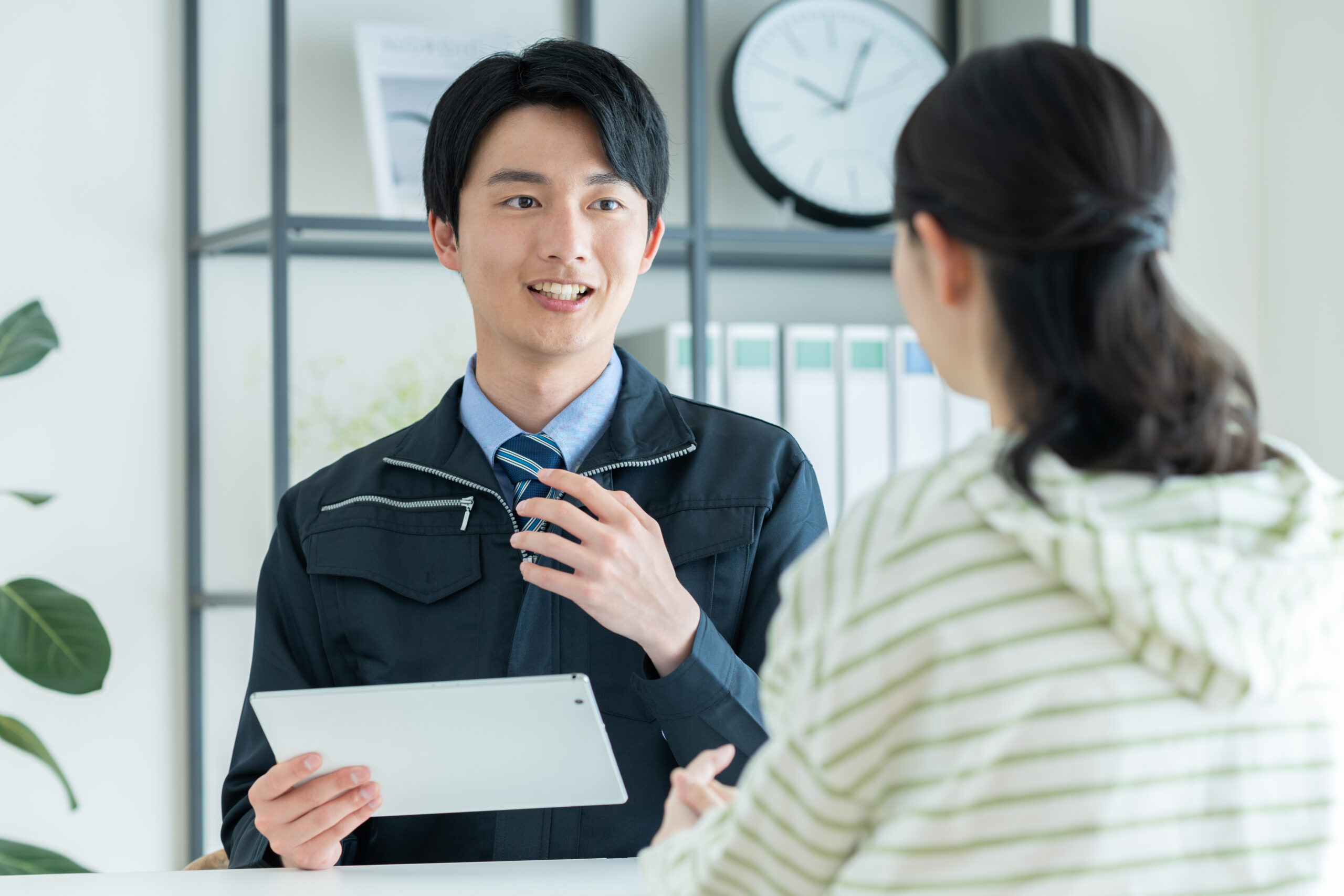 営業スタッフにリフォームの相談をする女性