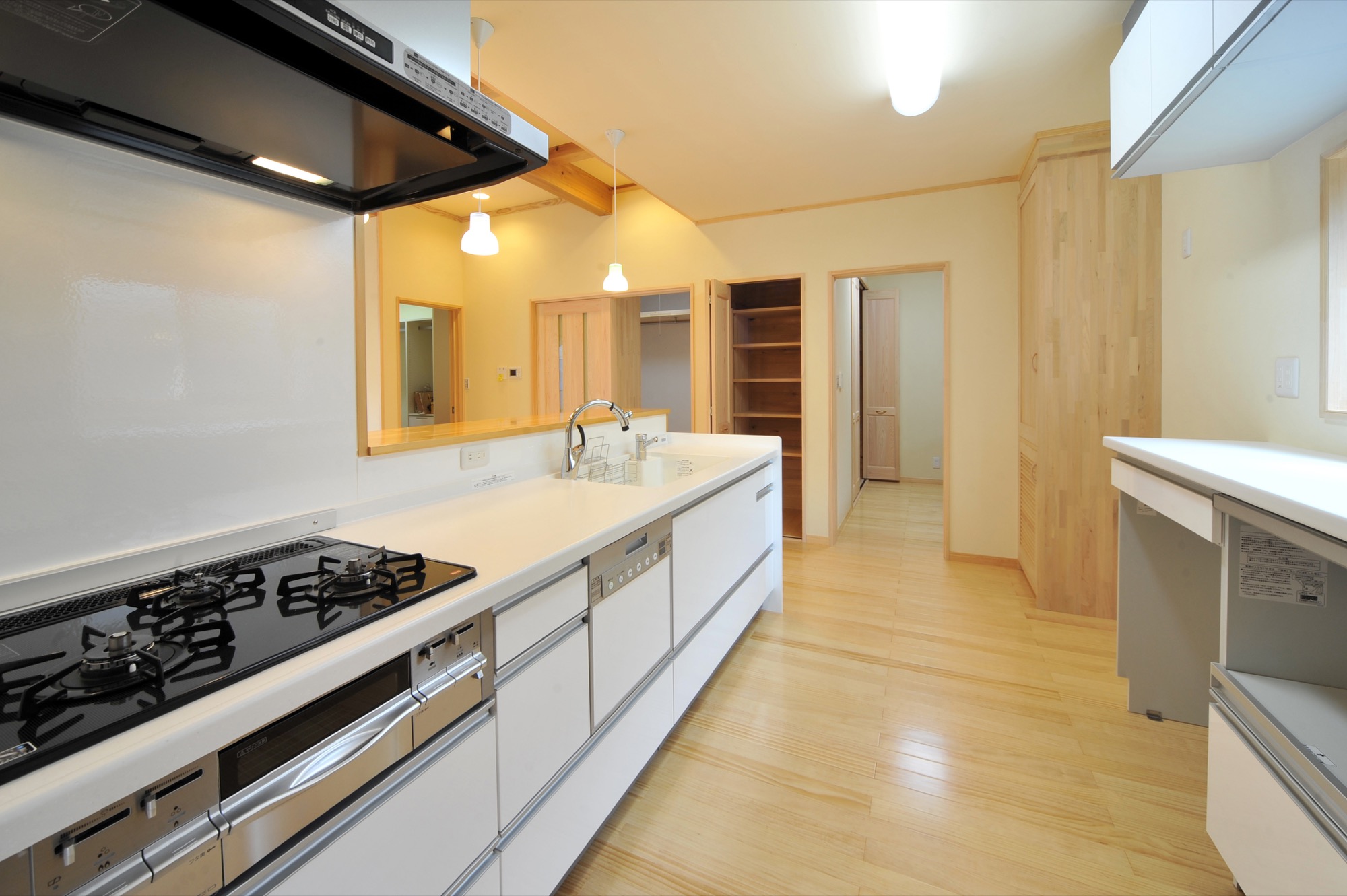 通路幅の広いキッチン