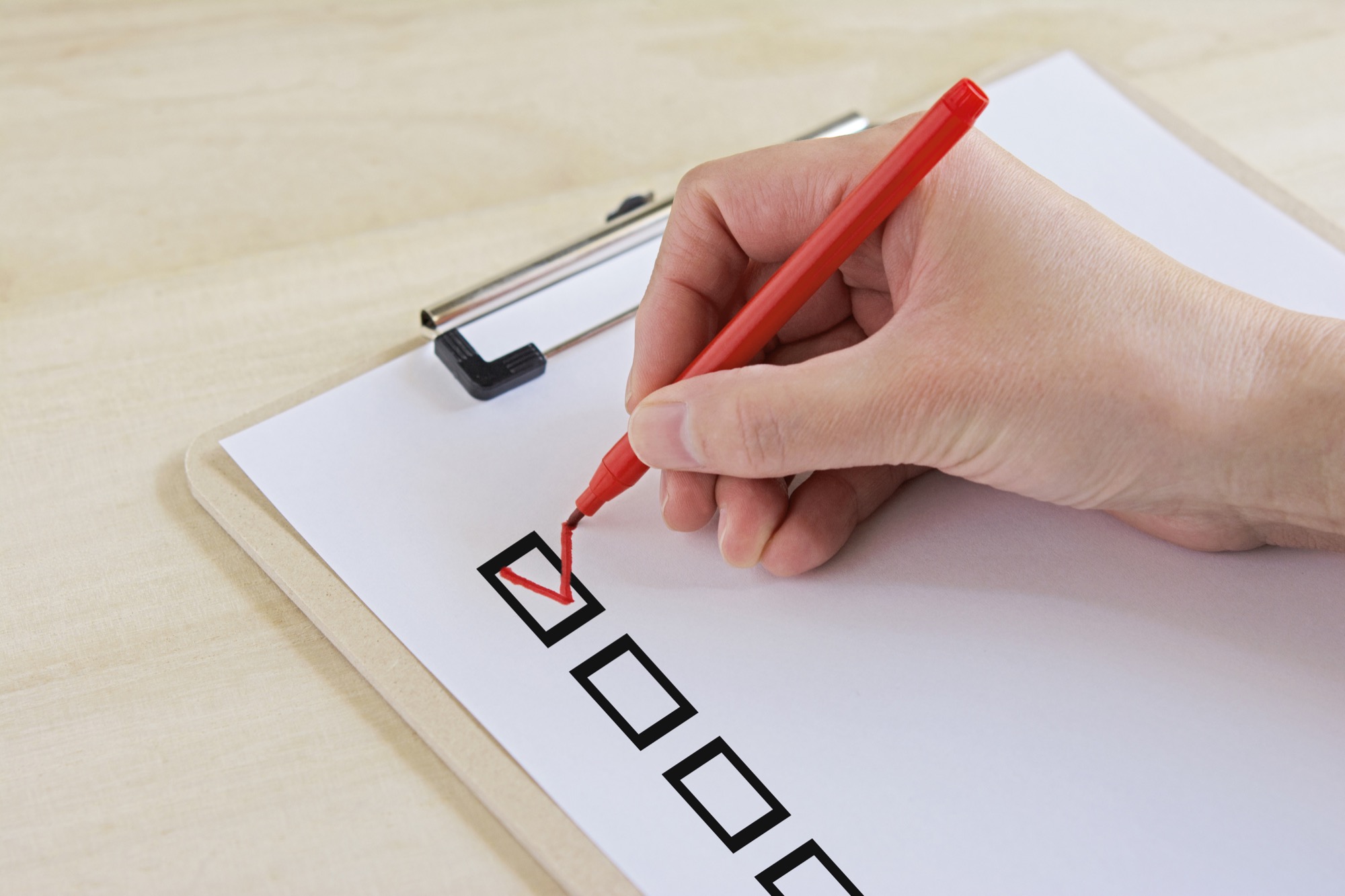 チェックリストを記入するイメージ