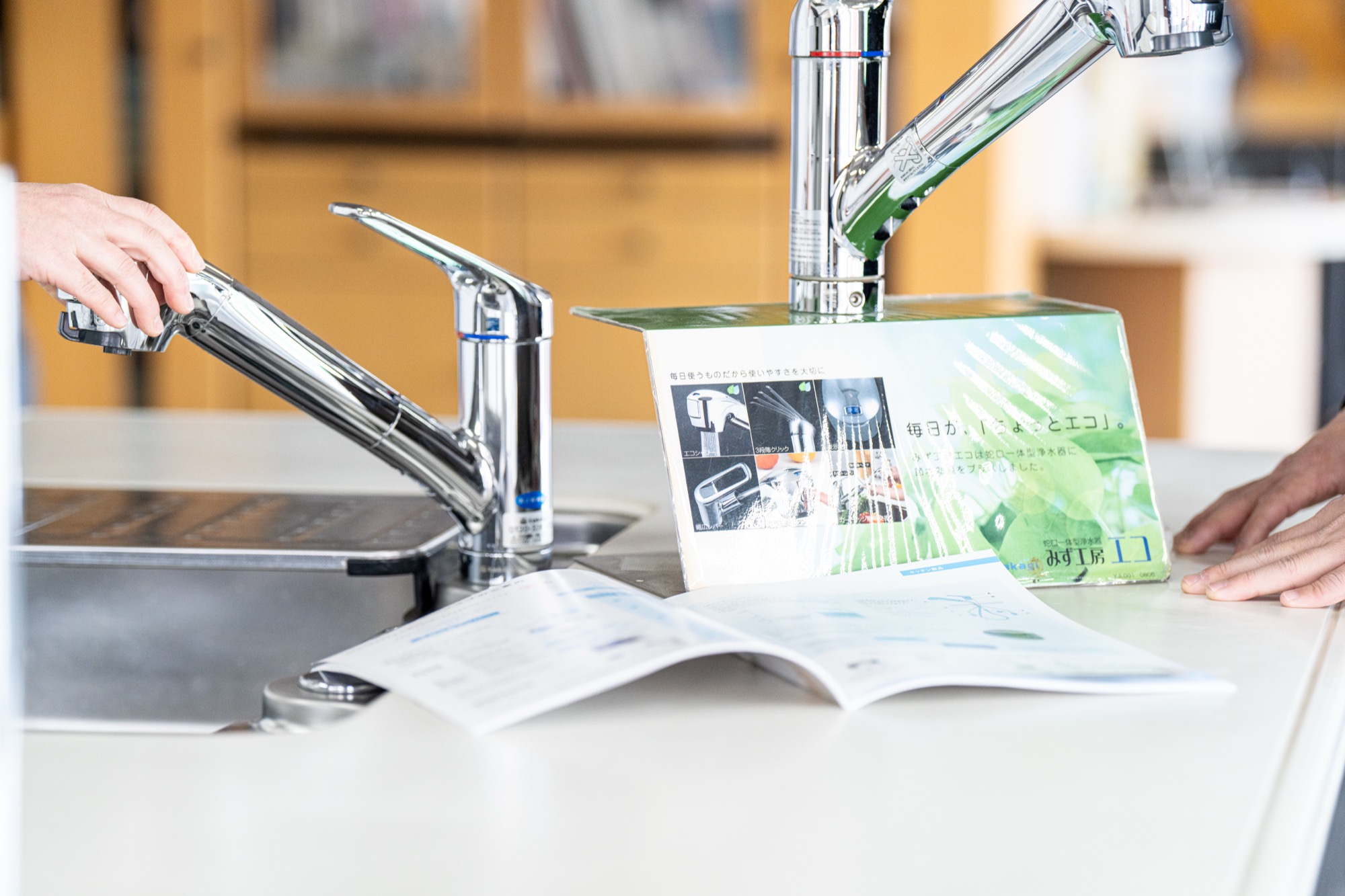 ショールームでメーカーのキッチンを試すイメージ