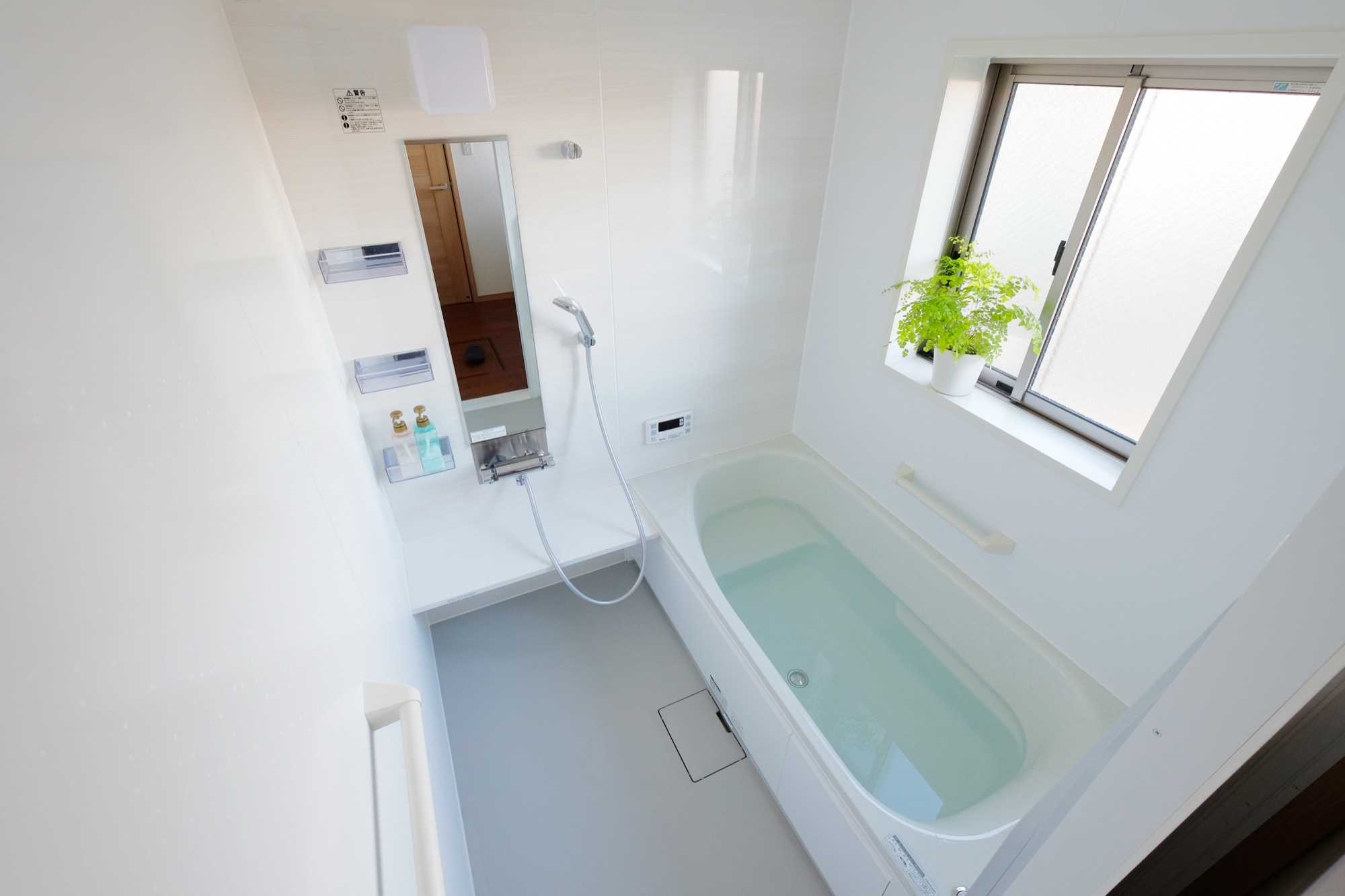 リフォームした開放的な浴室イメージ