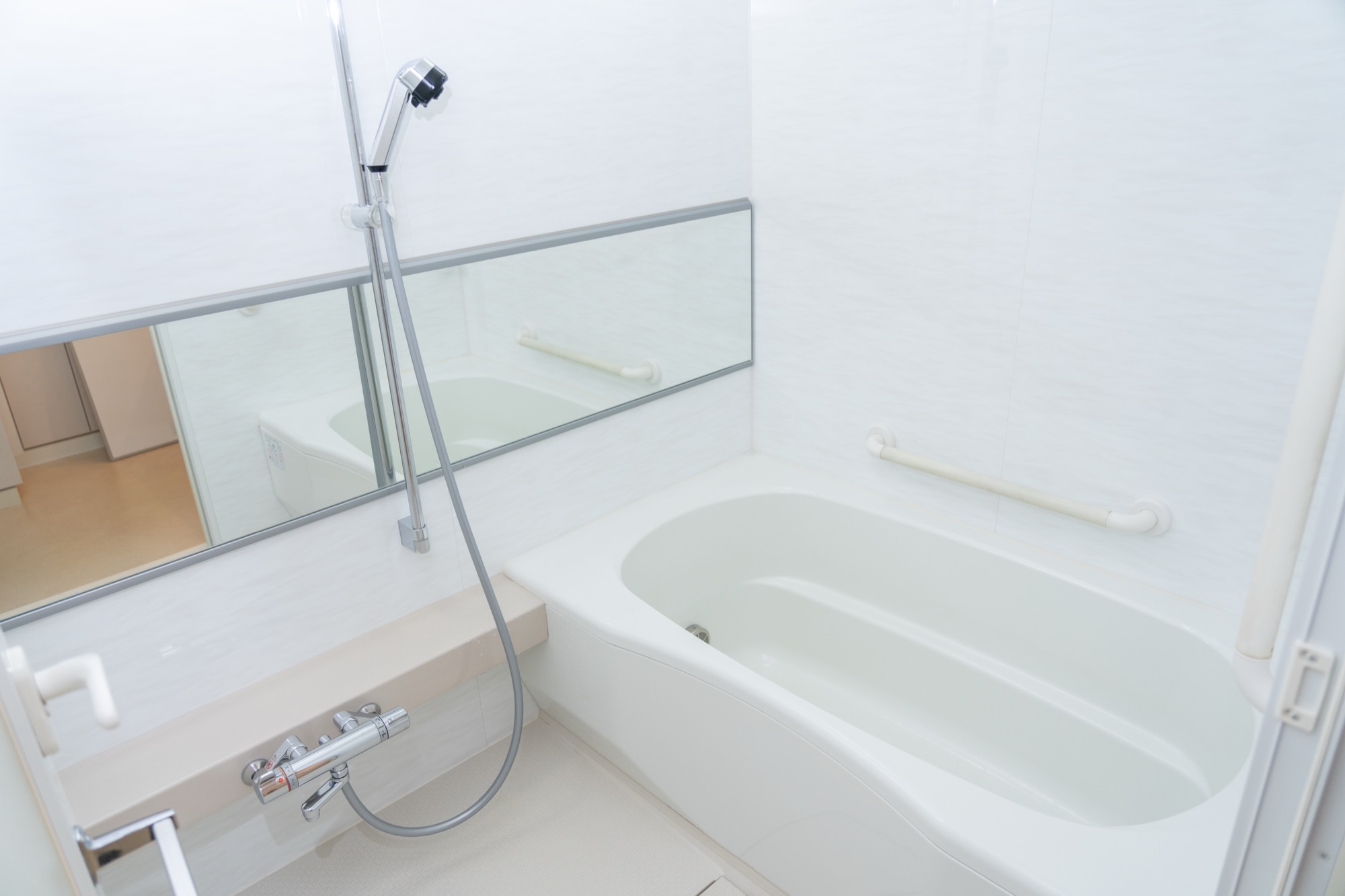 リフォームした開放的な浴室イメージ