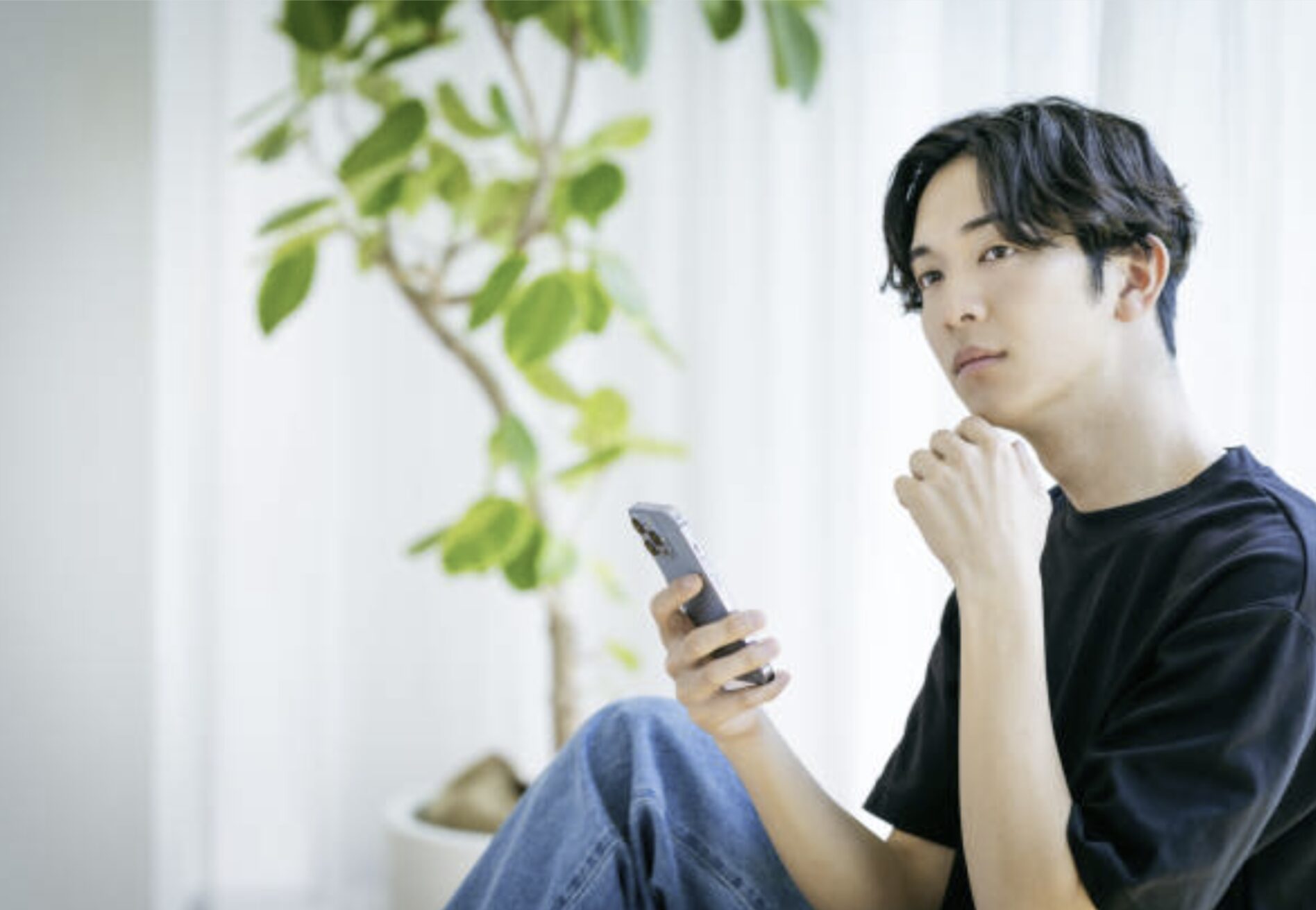 リノベーション期間中の仮住まいは必要か考える男性