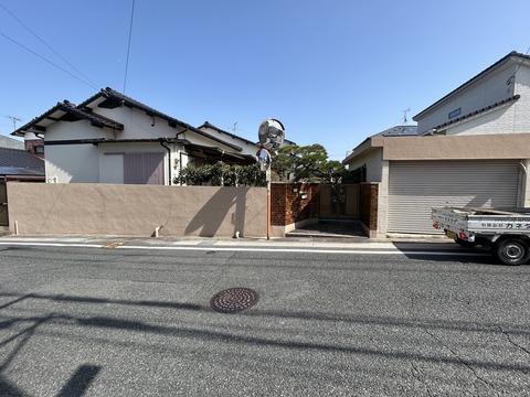 背が高い外壁を改修！子どもたちが安心して通える通学路へ
