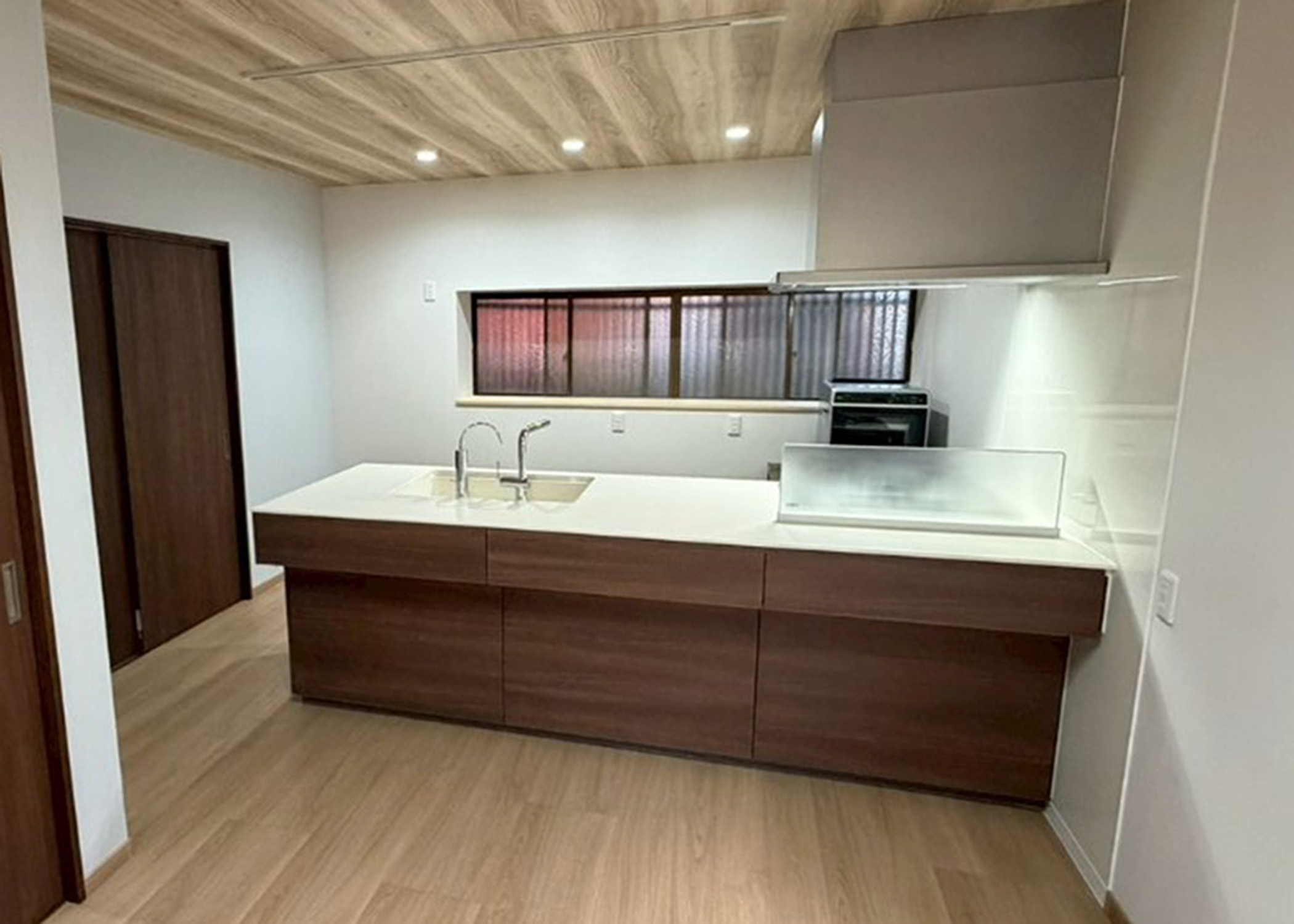 築40年以上の戸建てを快適再生！人気の対面式システムキッチンへ（キッチン）