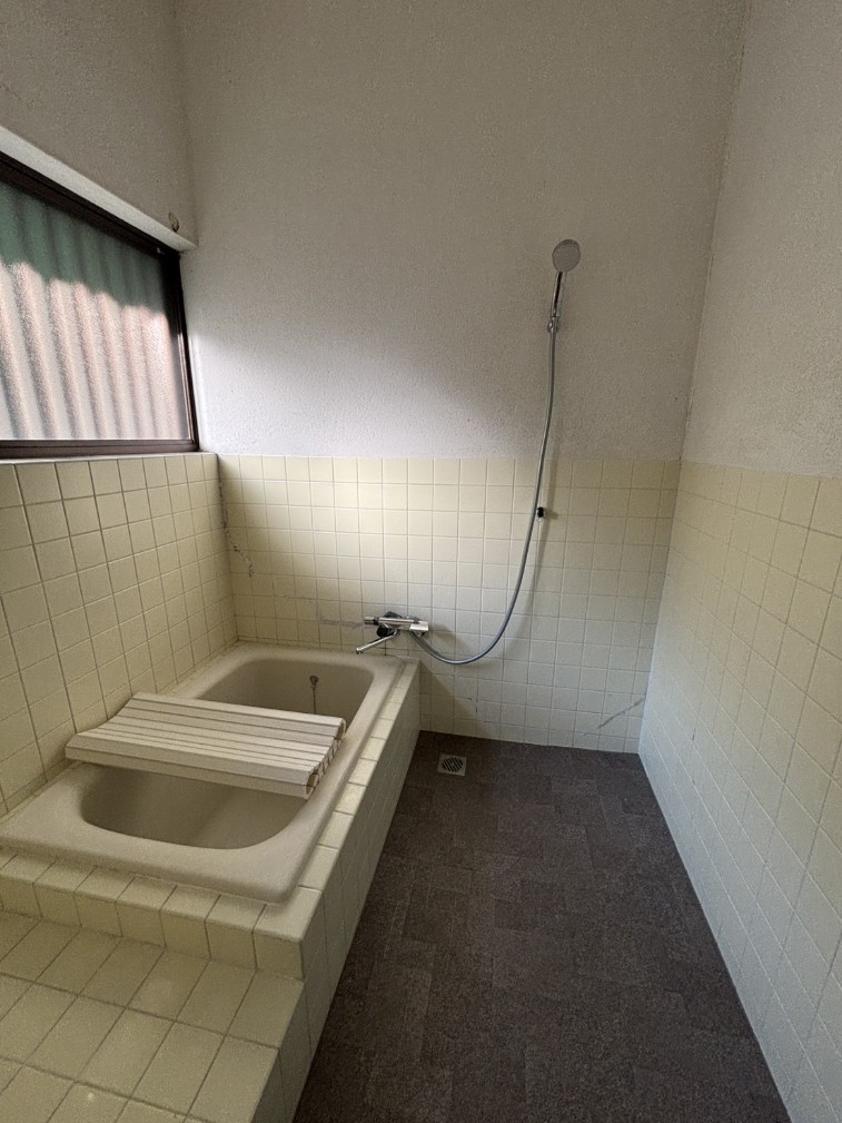 タイル風呂の床を安全・快適に一新！シャワー水栓も交換