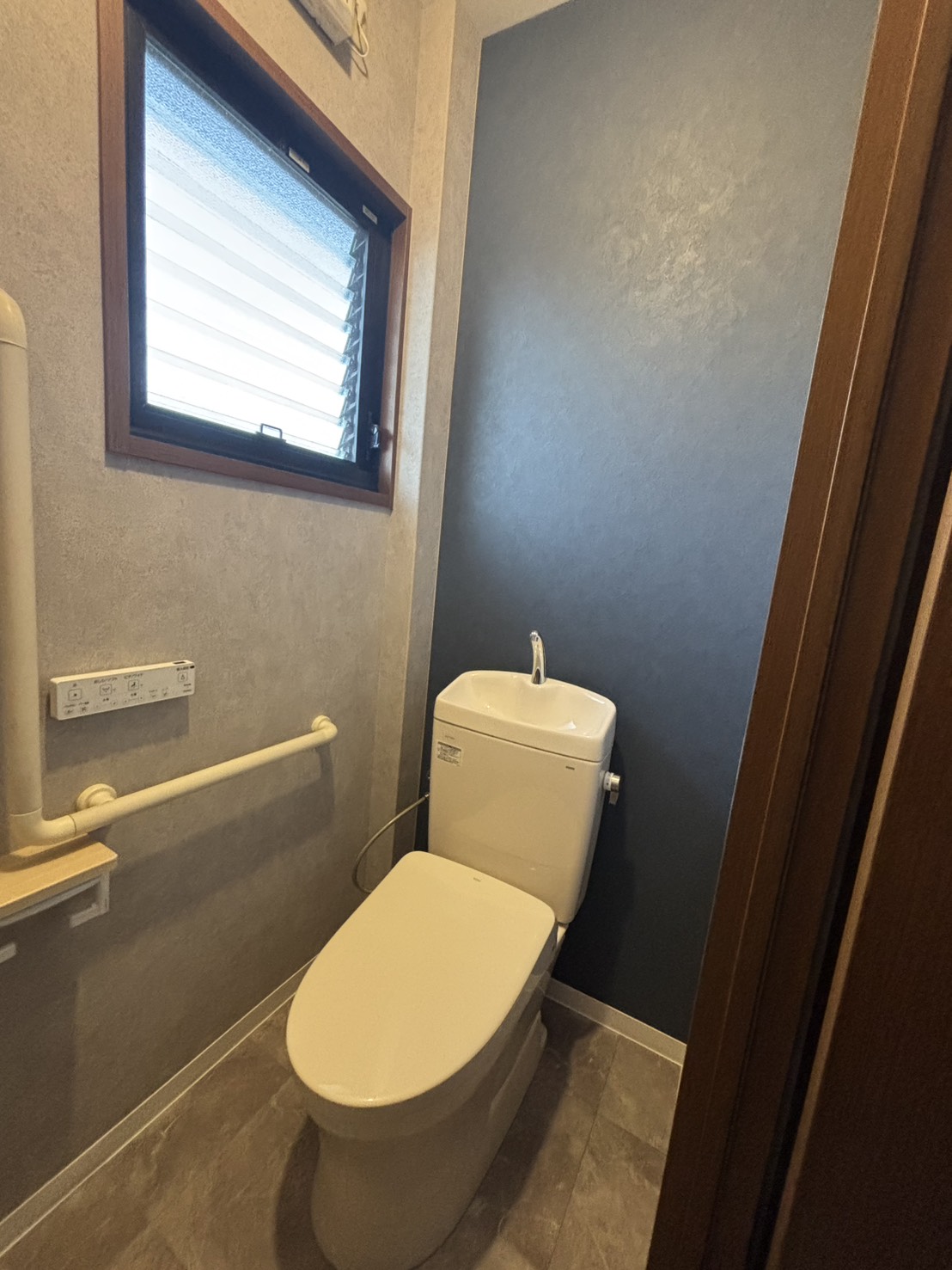 ブルーグレーのアクセントクロスでおしゃれな2階トイレに一新！